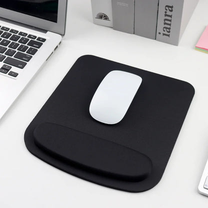 Mousepad ergonômico, com apoio para o pulso, para uso no escritório.