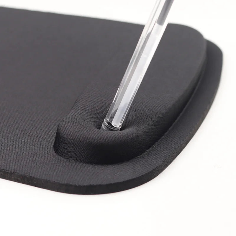 Mousepad ergonômico, com apoio para o pulso, para uso no escritório.