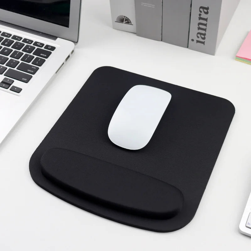 Mousepad ergonômico, com apoio para o pulso, para uso no escritório.